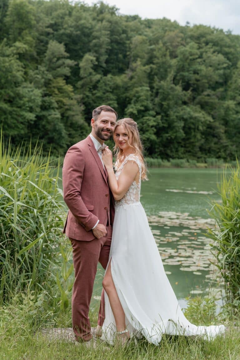 01285-florian-knusper-hochzeitsfotograf-wuerzburg-brautpaar-am-see-Das Retz