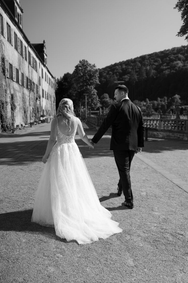 01295-2-florian-knusper-hochzeitsfotograf-wuerzburg-brautpaar-im-garten-Kloster Bronnbach