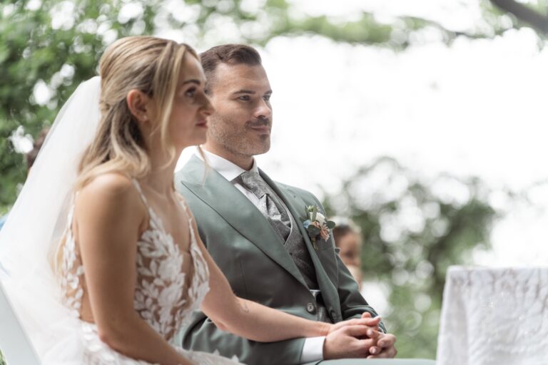 01296-florian-knusper-hochzeitsfotograf-wuerzburg-brautpaar-bei-zeremonie-villa-oriental