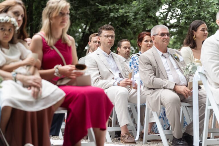 01301-florian-knusper-hochzeitsfotograf-wuerzburg-gaeste-auf-stuehlen-im-garten-villa-oriental