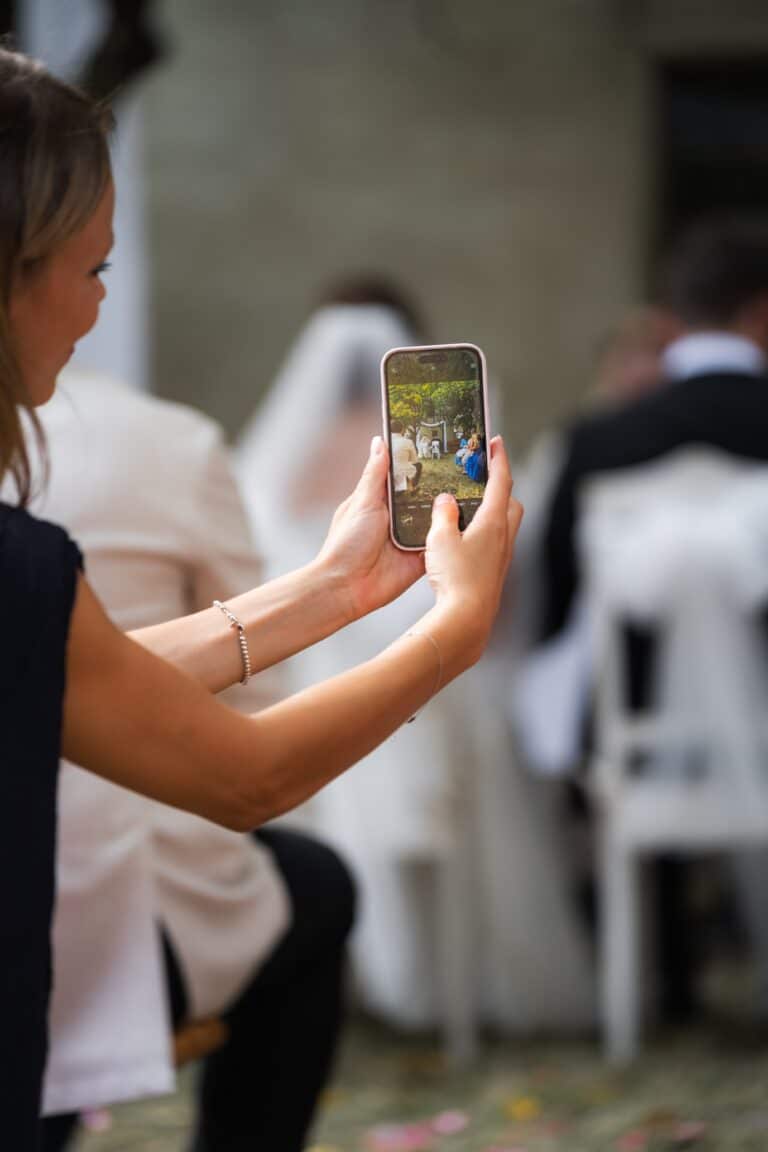 01303-florian-knusper-hochzeitsfotograf-wuerzburg-gast-mit-smartphone