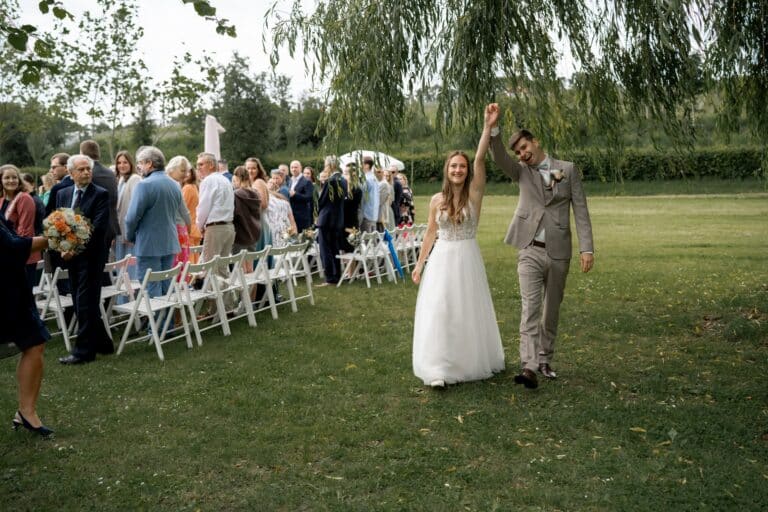 01319-florian-knusper-hochzeitsfotograf-wuerzburg-brautpaar-im-garten-Hotel Freihof Prichsenstadt