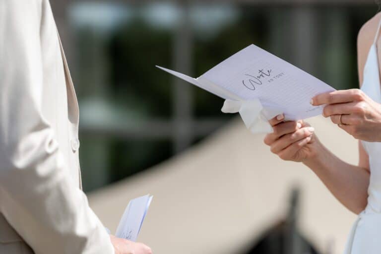 01320-florian-knusper-hochzeitsfotograf-wuerzburg-brautpaar-mit-geluebden-Villa Oriental