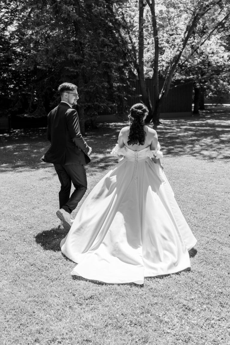 01350-2-florian-knusper-hochzeitsfotograf-wuerzburg-brautpaar-im-garten-hofgut hünnersdorf