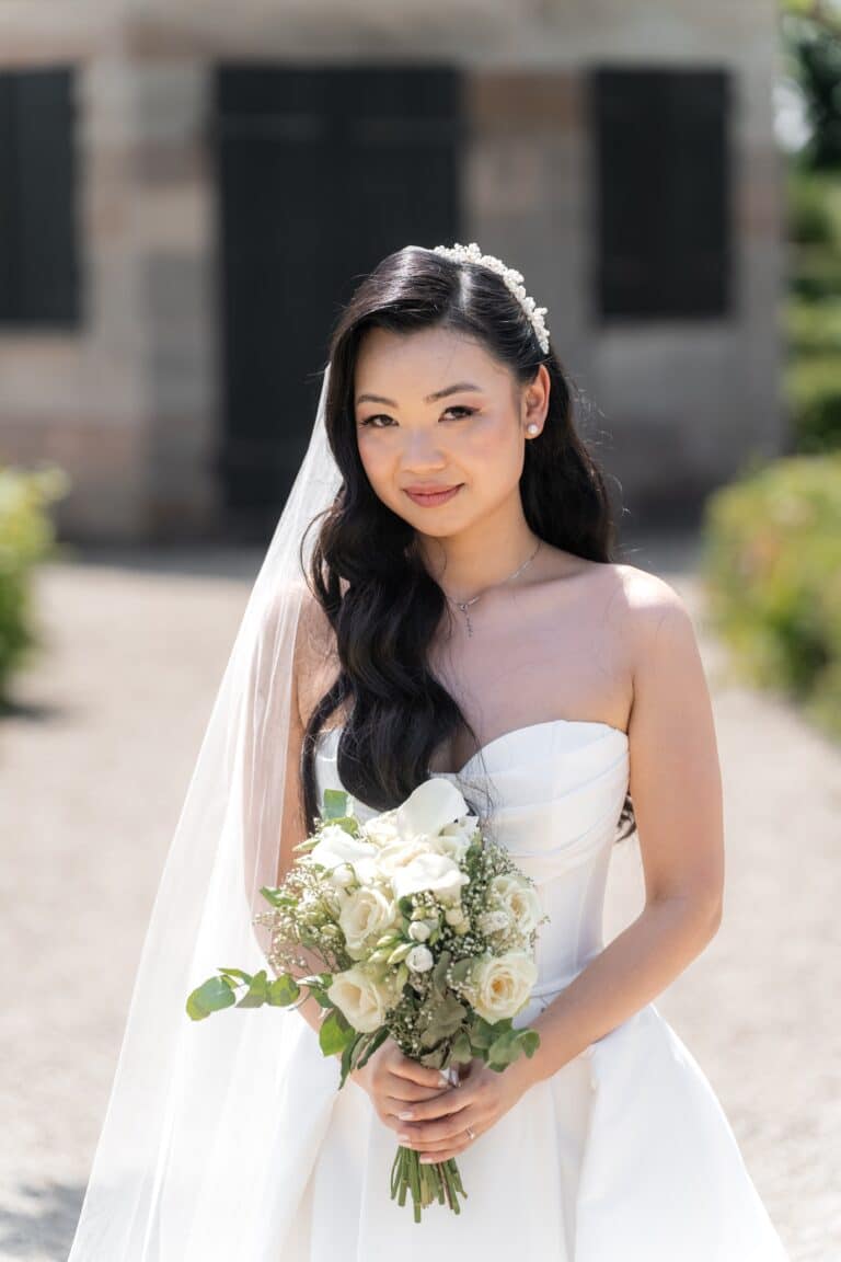 01362-florian-knusper-hochzeitsfotograf-wuerzburg-braut-mit-brautstrauss-Hotel Schindlerhof Nuernberg