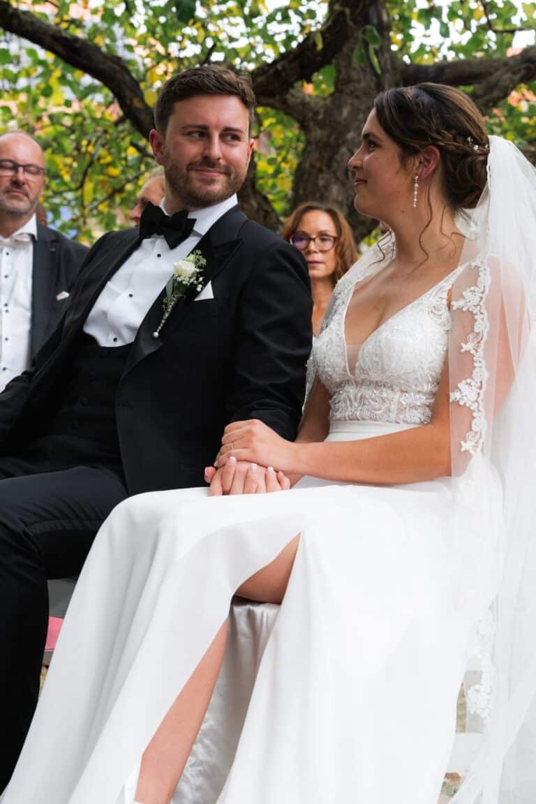 01383-florian-knusper-hochzeitsfotograf-wuerzburg-brautpaar-im-garten