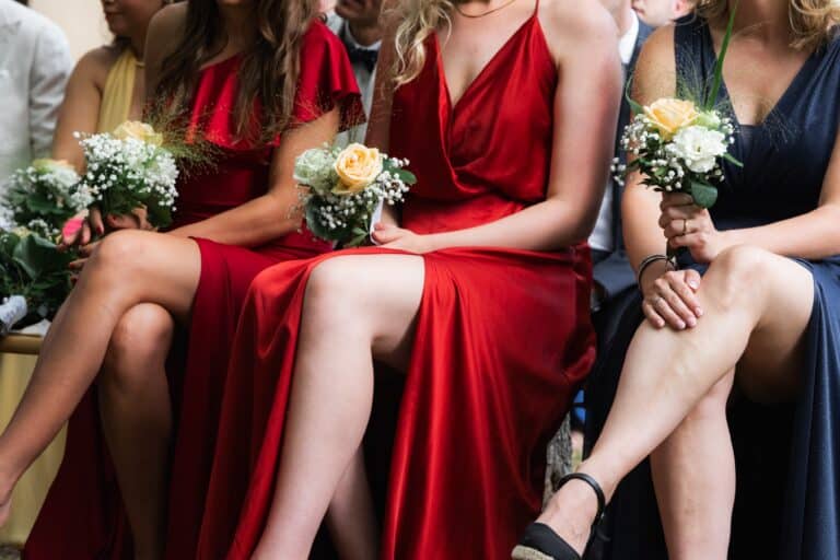 01393-florian-knusper-hochzeitsfotograf-wuerzburg-gaeste-mit-blumenstraeussen