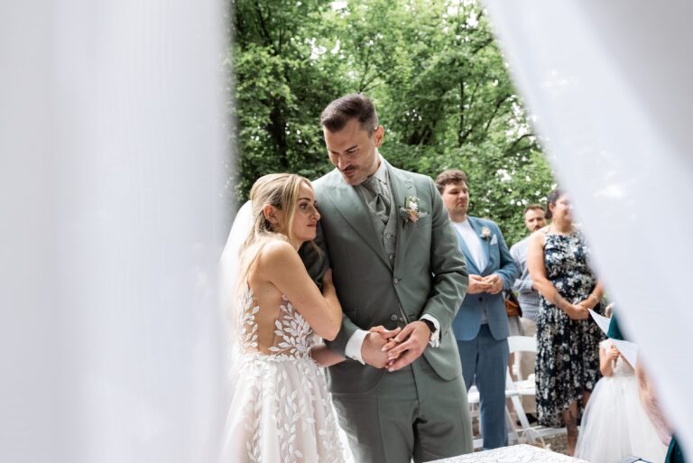 01403-florian-knusper-hochzeitsfotograf-wuerzburg-brautpaar-im-garten-villa-oriental