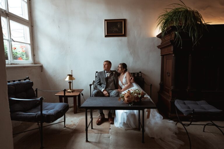 01407-florian-knusper-hochzeitsfotograf-wuerzburg-brautpaar-im-salon-Schloss Zeilitzheim