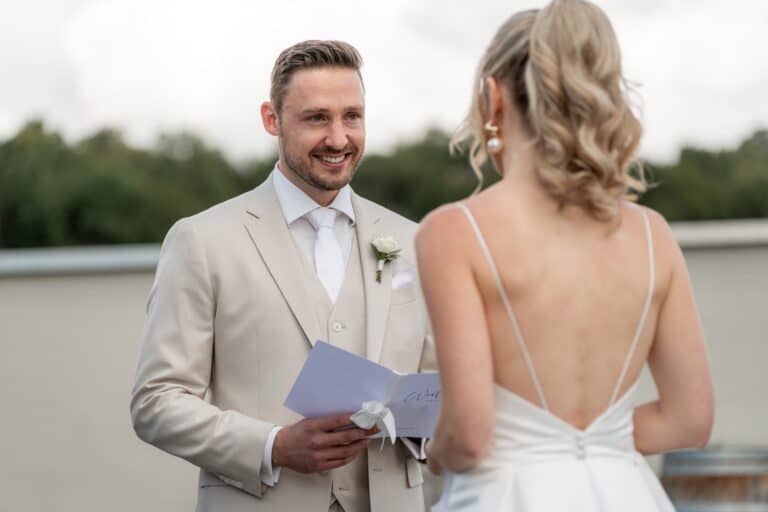 01412-florian-knusper-hochzeitsfotograf-wuerzburg-brautpaar-beim-geluebde-Villa Oriental