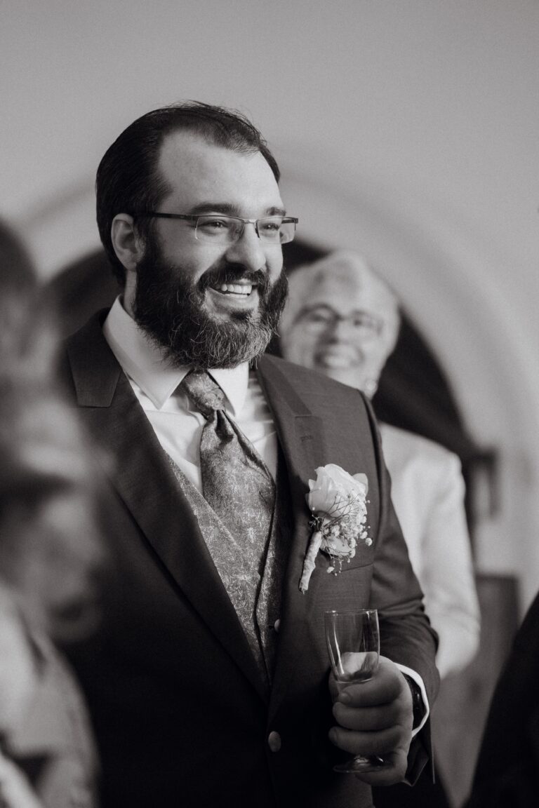 01416-2-florian-knusper-hochzeitsfotograf-wuerzburg-gast-mit-getraenk-Schloss Oberschwarzach