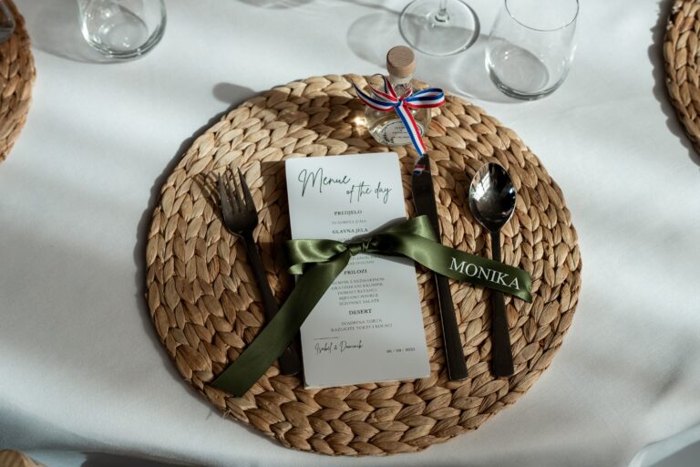 01420-florian-knusper-hochzeitsfotograf-wuerzburg-menue-auf-teller-mit-besteck-villa-oriental