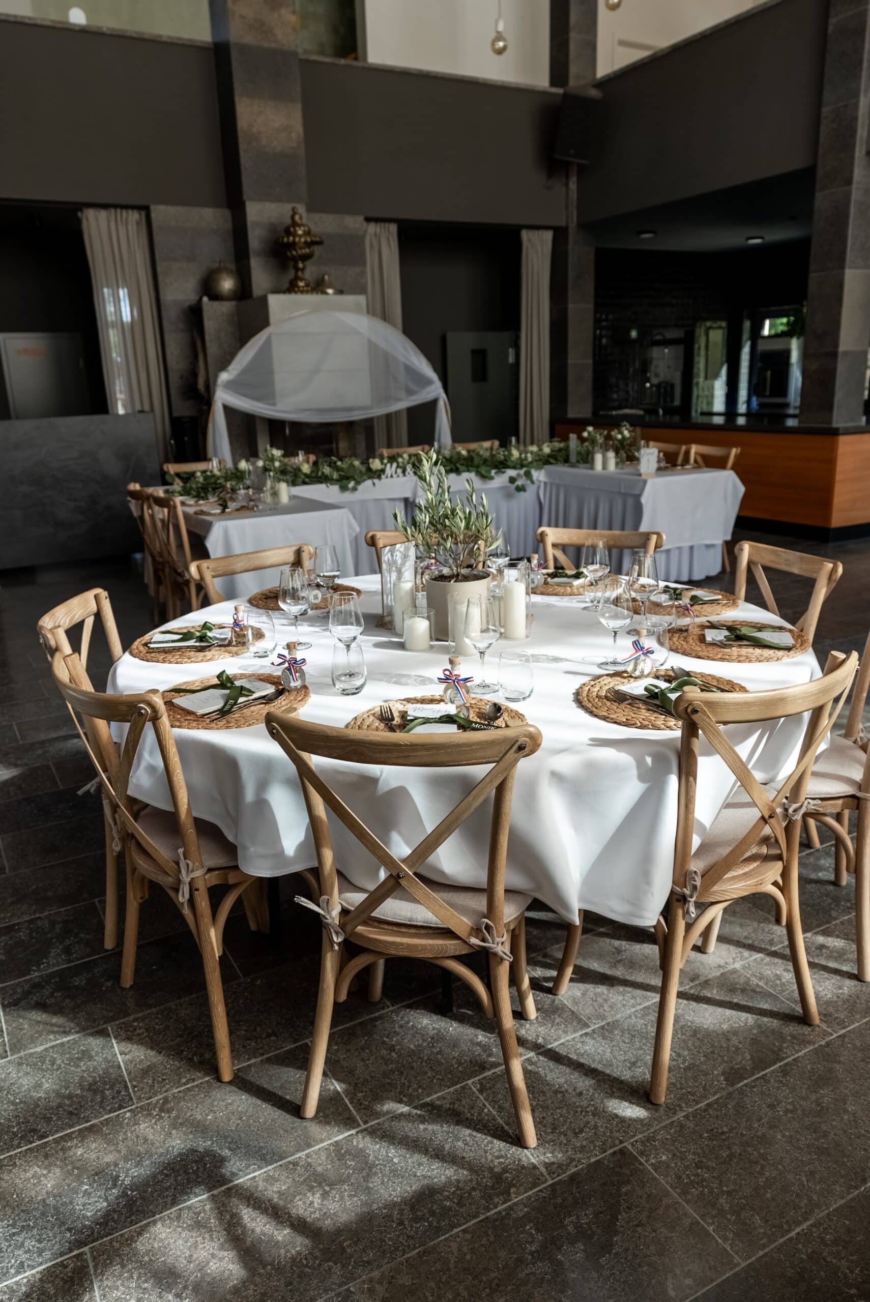 Elegante Hochzeitstischdeko mit weißen Tischdecken