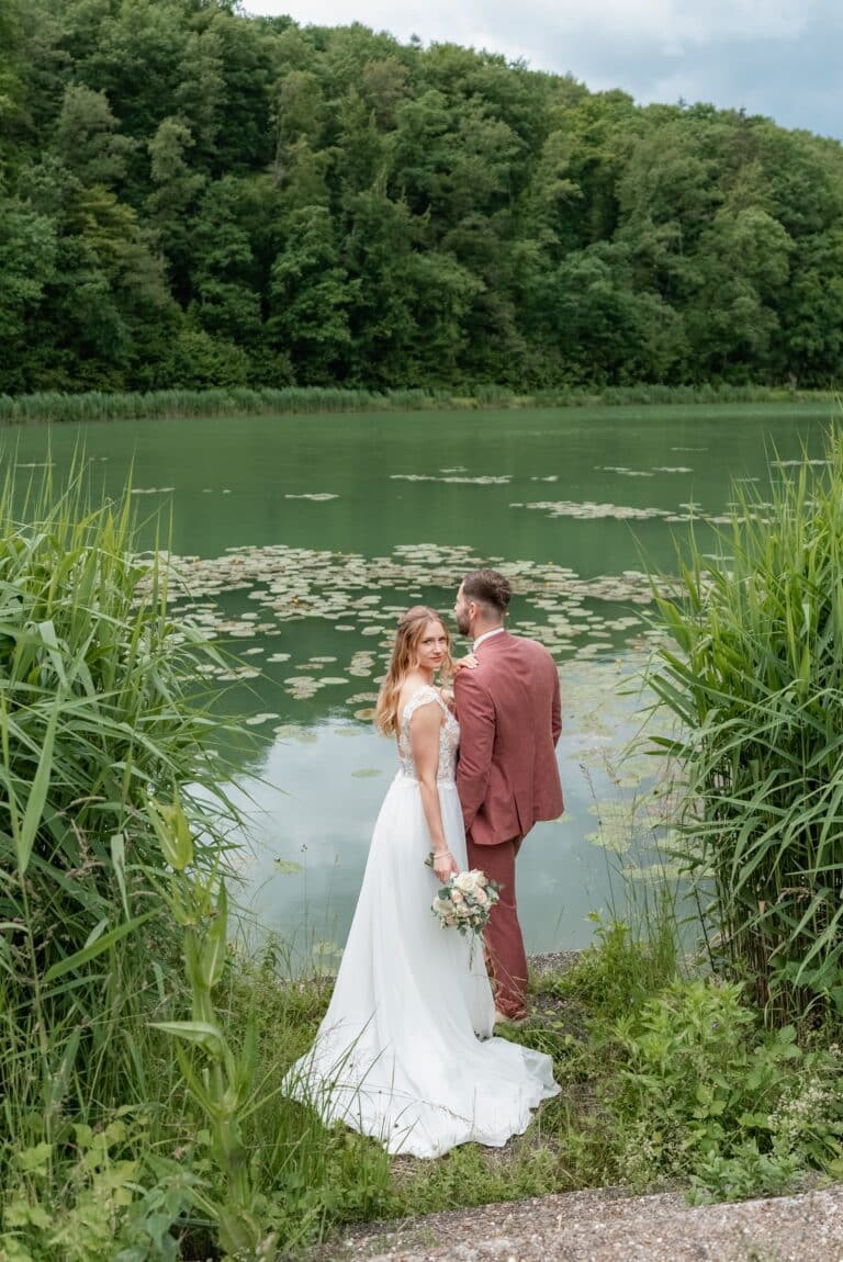 01429-florian-knusper-hochzeitsfotograf-wuerzburg-brautpaar-am-see-Das Retz