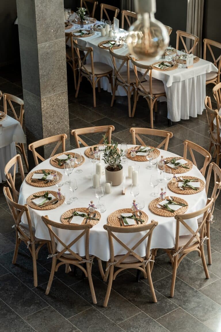 01442-florian-knusper-hochzeitsfotograf-wuerzburg-tischdekoration-im-bankettsaal-villa-oriental