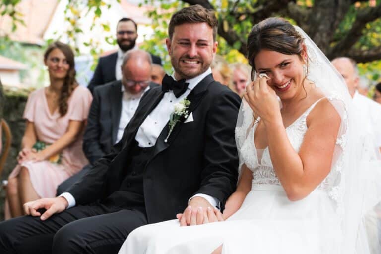 01443-florian-knusper-hochzeitsfotograf-wuerzburg-brautpaar-mit-gaesten