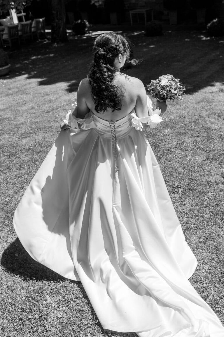 01445-2-florian-knusper-hochzeitsfotograf-wuerzburg-braut-mit-blumenstrauss-auf-rasen-hofgut hünnersdorf