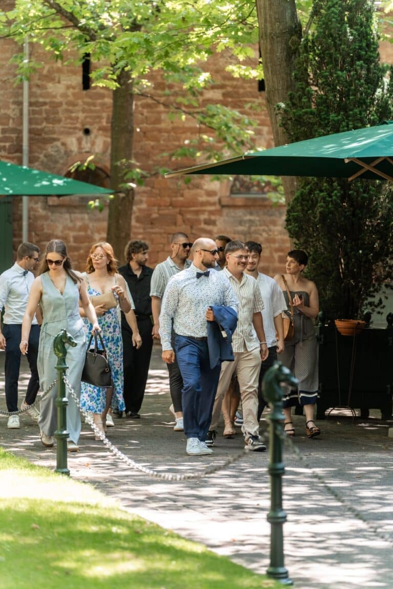 01457-florian-knusper-hochzeitsfotograf-wuerzburg-gruppe-von-gaesten-im-garten-hofgut hünnersdorf