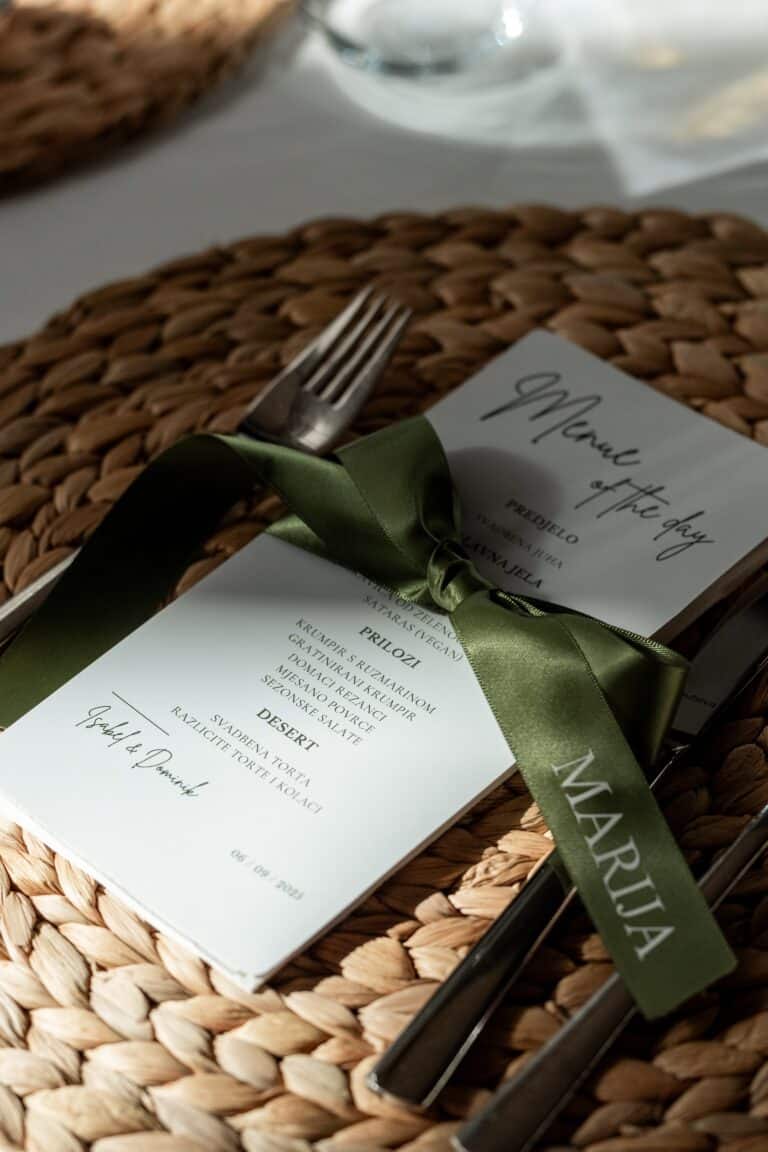 01460-florian-knusper-hochzeitsfotograf-wuerzburg-tischdeko-mit-menuekarte-villa-oriental
