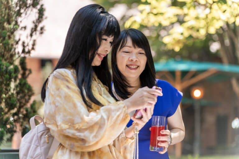 01467-florian-knusper-hochzeitsfotograf-wuerzburg-gaeste-mit-getraenken-hofgut hünnersdorf