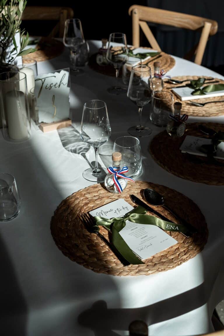 01478-florian-knusper-hochzeitsfotograf-wuerzburg-gedeckter-tisch-im-sonnenlicht-villa-oriental