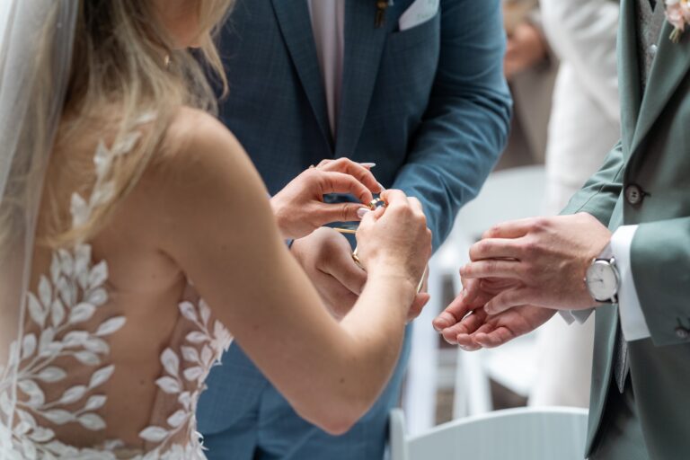 01483-florian-knusper-hochzeitsfotograf-wuerzburg-brautpaar-ringetausch-villa-oriental