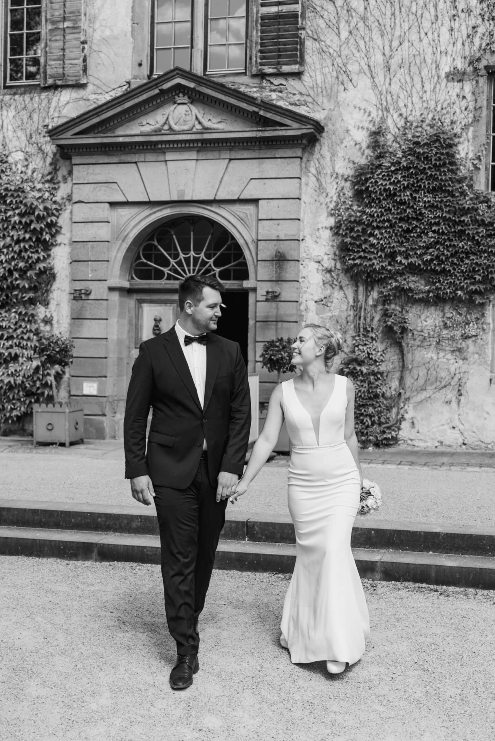 01485-2-florian-knusper-hochzeitsfotograf-wuerzburg-brautpaar-vor-historischem-gebaeude