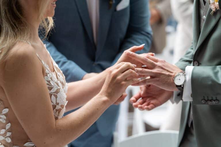 01486-florian-knusper-hochzeitsfotograf-wuerzburg-ringe-anstecken-villa-oriental