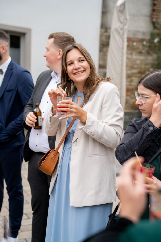 Hochzeitsgäste mit Cocktails im Freien