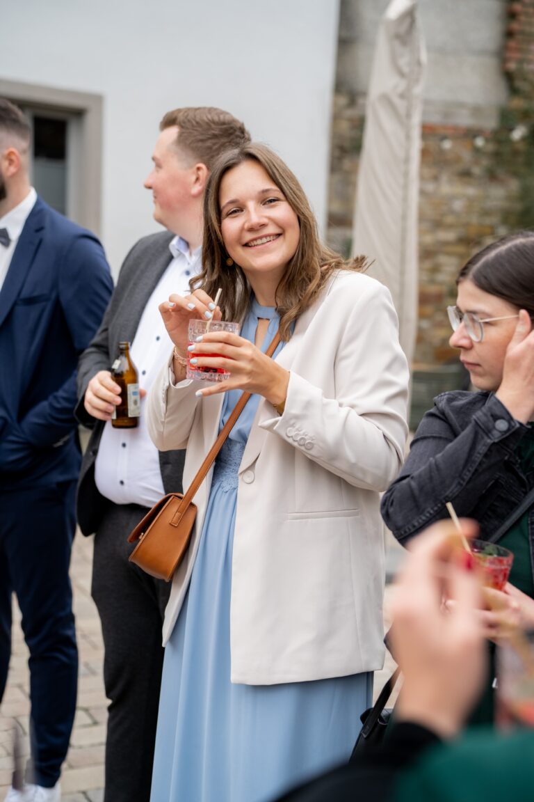 01490-florian-knusper-hochzeitsfotograf-wuerzburg-gruppe-von-gaesten-Hotel Freihof Prichsenstadt