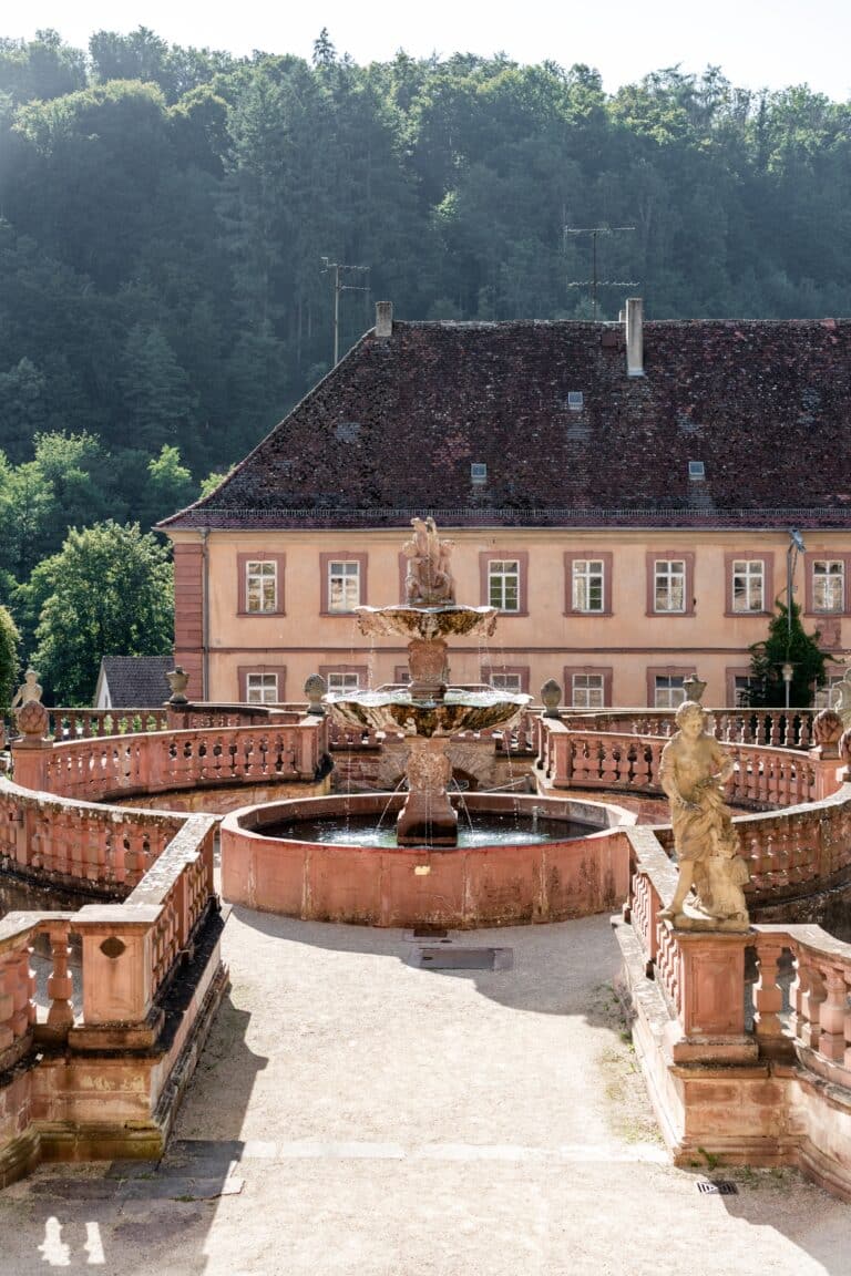 01502-florian-knusper-hochzeitsfotograf-wuerzburg-springbrunnen-vor-schloss-Kloster Bronnbach