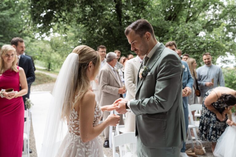 01504-florian-knusper-hochzeitsfotograf-wuerzburg-brautpaar-beim-ringtausch-villa-oriental
