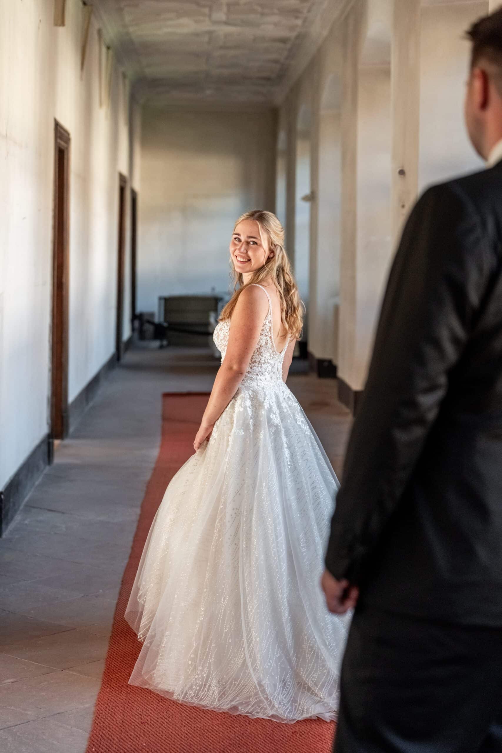 Braut in elegantem Korridor vor Trauung