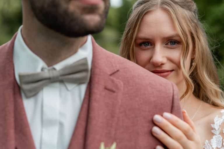 01509-florian-knusper-hochzeitsfotograf-wuerzburg-brautpaar-im-garten-Das Retz