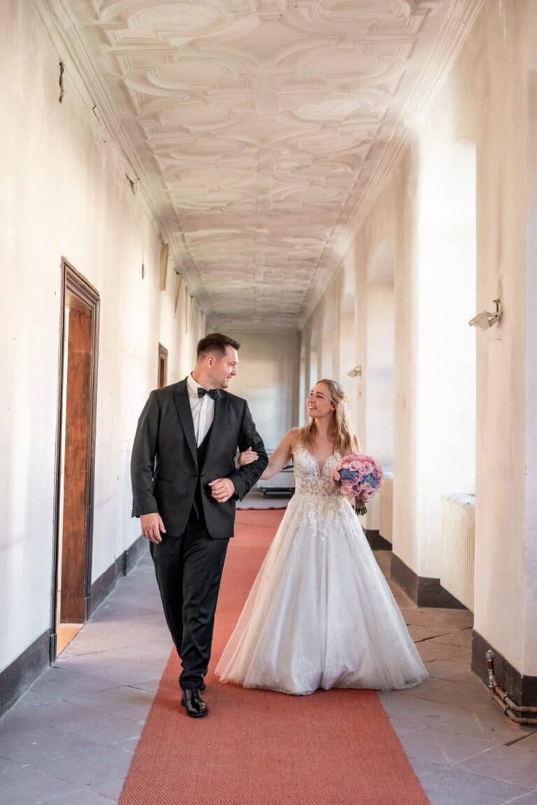 01529-florian-knusper-hochzeitsfotograf-wuerzburg-brautpaar-im-flur-Kloster Bronnbach
