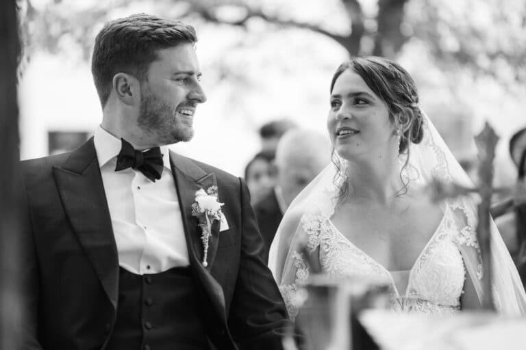 01533-2-florian-knusper-hochzeitsfotograf-wuerzburg-brautpaar-bei-zeremonie