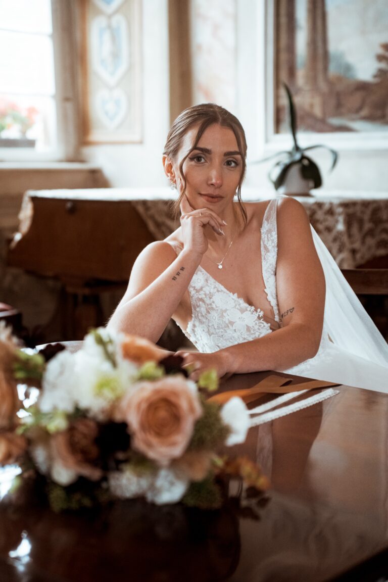 01537-florian-knusper-hochzeitsfotograf-wuerzburg-braut-am-fluegel-Schloss Zeilitzheim