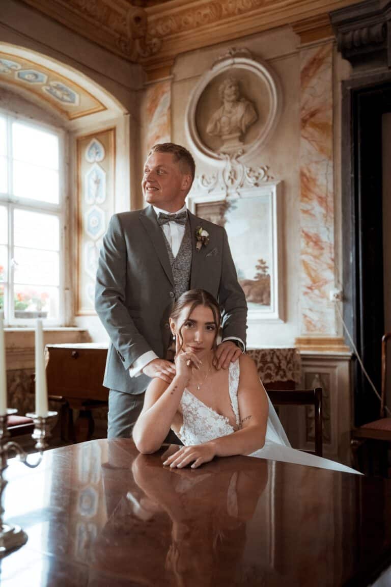 01547-florian-knusper-hochzeitsfotograf-wuerzburg-brautpaar-im-historischem-raum-Schloss Zeilitzheim