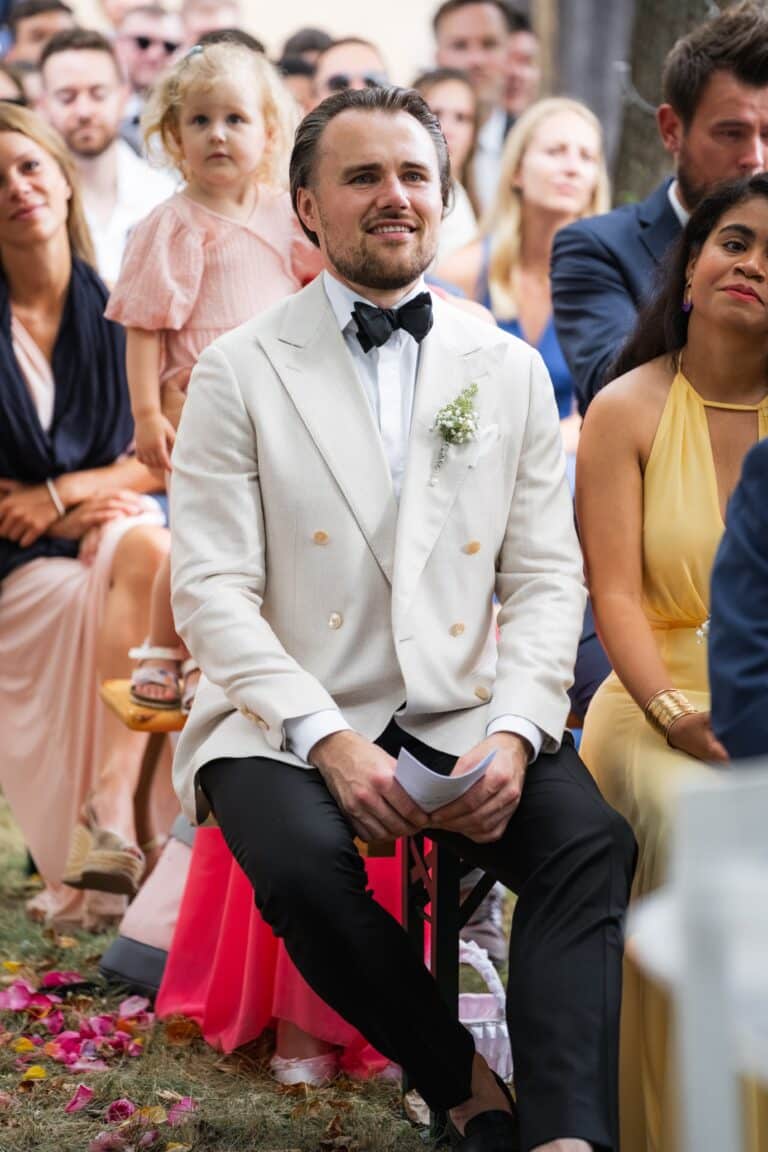 01569-florian-knusper-hochzeitsfotograf-wuerzburg-gaeste-in-festlicher-kleidung