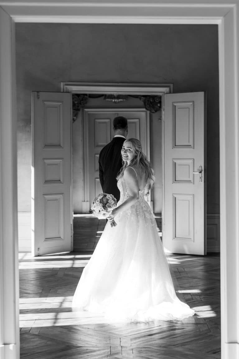 01575-2-florian-knusper-hochzeitsfotograf-wuerzburg-brautpaar-im-raum-Kloster Bronnbach