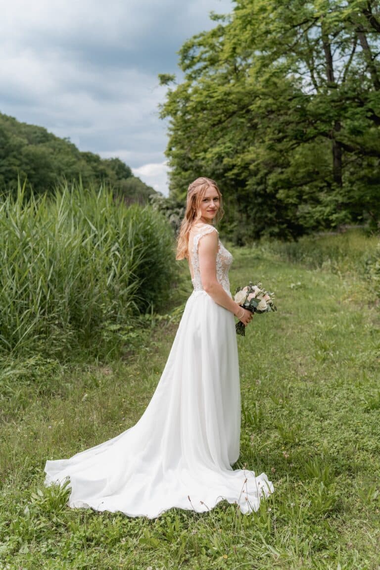 01585-florian-knusper-hochzeitsfotograf-wuerzburg-braut-im-garten-Das Retz