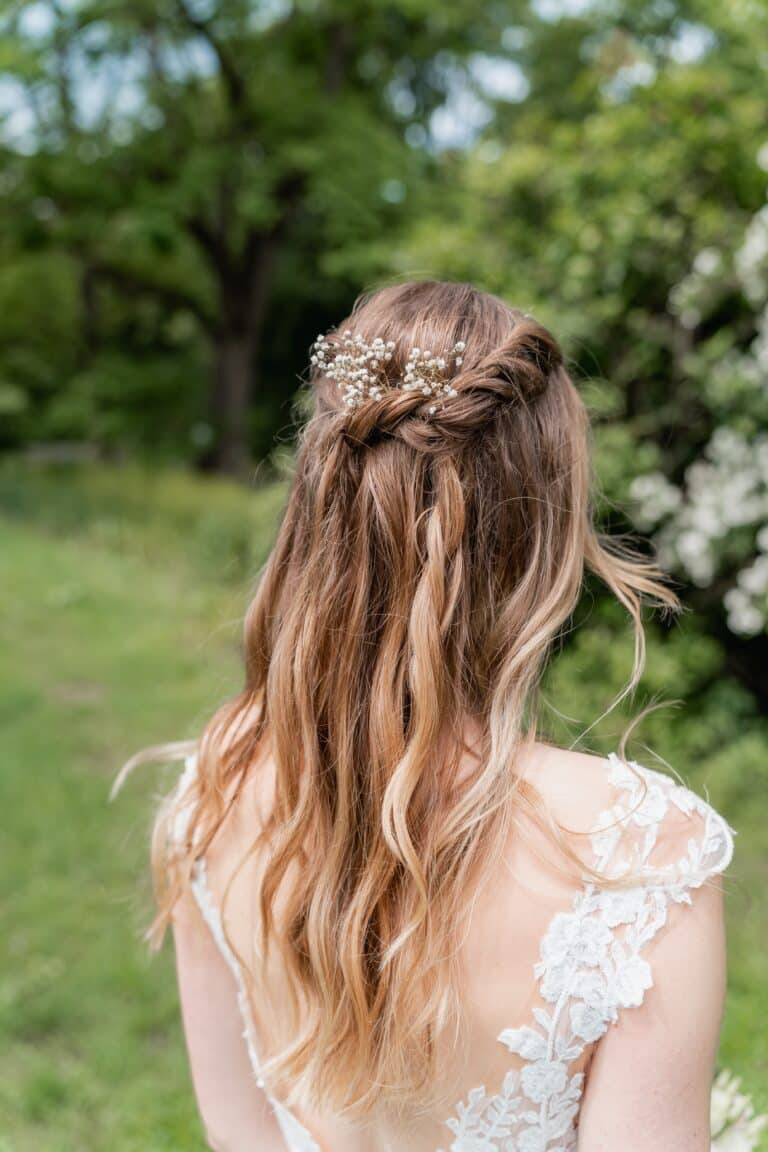 01593-florian-knusper-hochzeitsfotograf-wuerzburg-braut-im-garten-Das Retz