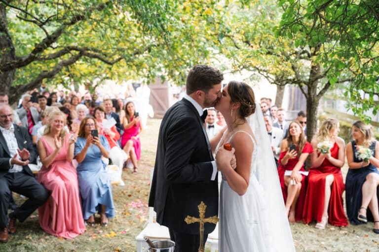 01598-florian-knusper-hochzeitsfotograf-wuerzburg-brautpaar-im-garten