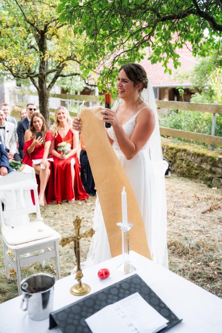 01609-florian-knusper-hochzeitsfotograf-wuerzburg-braut-bei-zermonie-im-garten