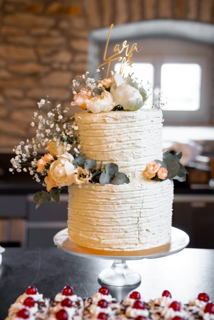 Hochzeitstorte mit Blumen und Dekoration