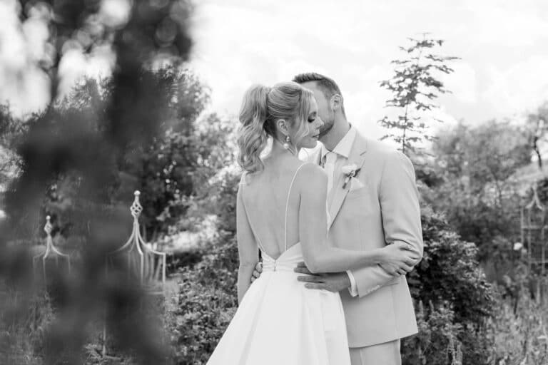 01625-2-florian-knusper-hochzeitsfotograf-wuerzburg-brautpaar-im-garten-Villa Oriental