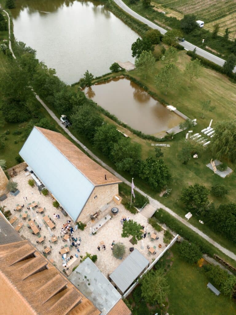 01629-florian-knusper-hochzeitsfotograf-wuerzburg-location-am-see-Hotel Freihof Prichsenstadt