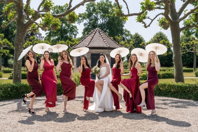 01631-florian-knusper-hochzeitsfotograf-wuerzburg-brautjungfern-mit-sonnenschirmen-Hotel Schindlerhof Nuernberg