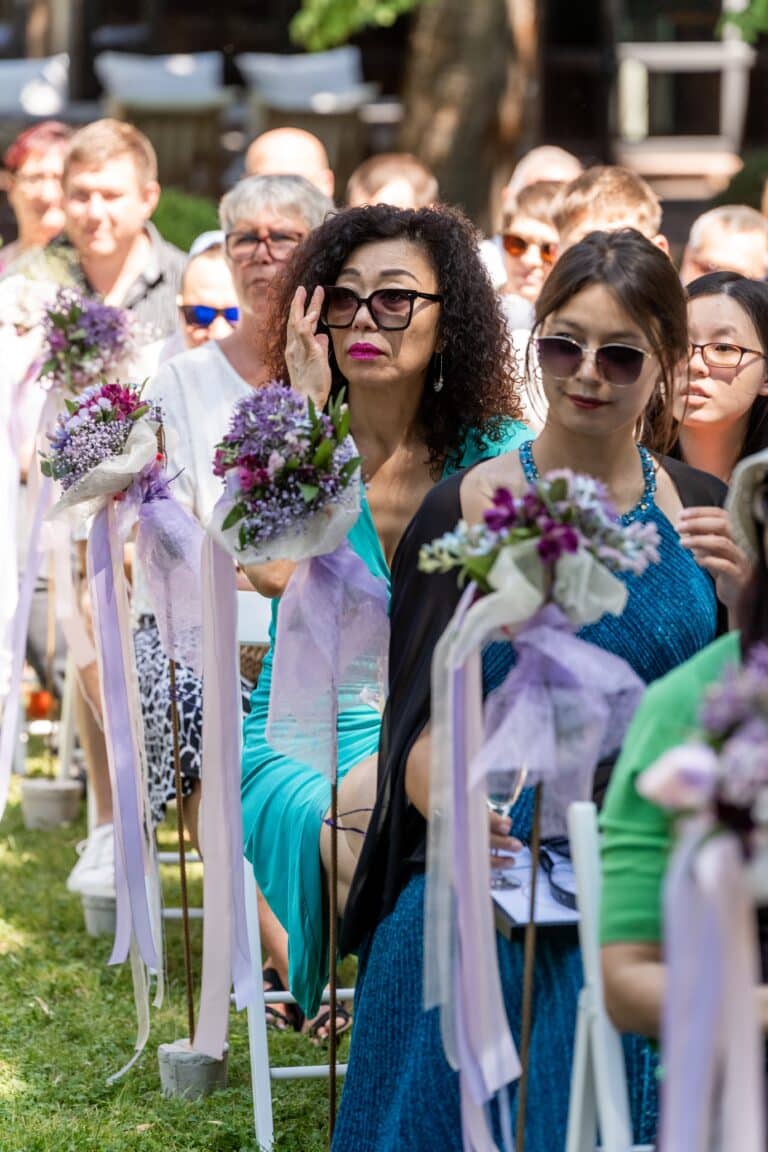 01638-florian-knusper-hochzeitsfotograf-wuerzburg-gaeste-im-garten-hofgut hünnersdorf