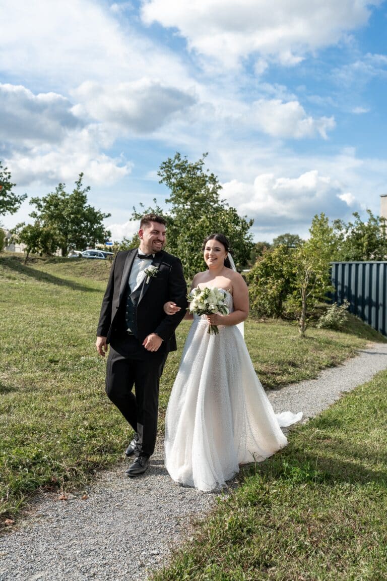 01669-florian-knusper-hochzeitsfotograf-wuerzburg-brautpaar-auf-gartenweg-villa-oriental